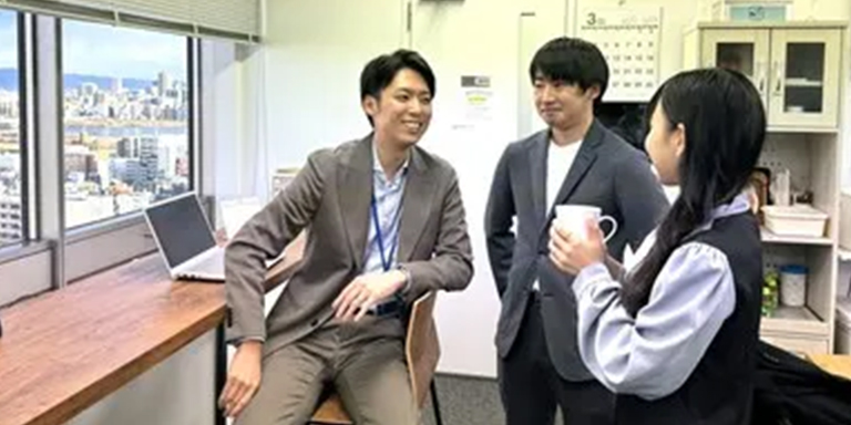 社内で和気あいあいと談笑をする皆さん